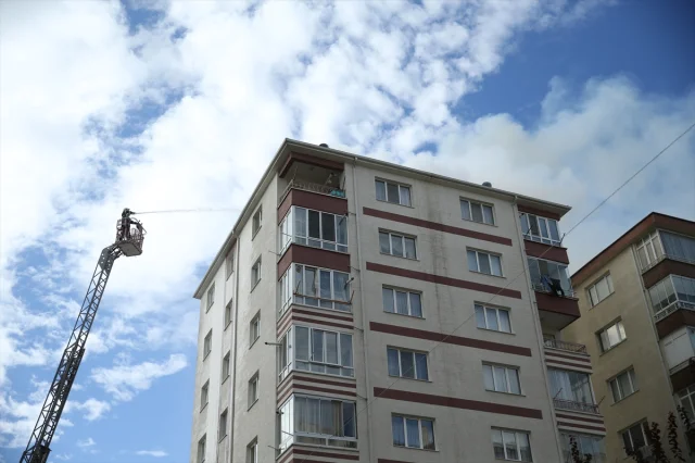 Eskişehir'de 7 Katlı Bina Çatısında Korkutan Yangın