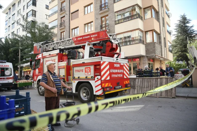 Eskişehir'de 7 Katlı Bina Çatısında Korkutan Yangın