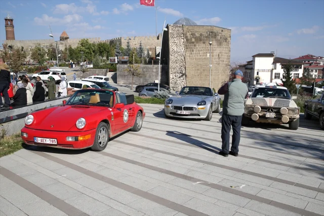 Klasik Otomobiller Türkiye’nin Tarihi Rotasında! Erzurum'dan...