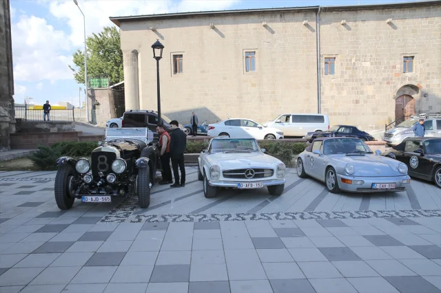 Klasik Otomobiller Türkiye’nin Tarihi Rotasında! Erzurum'dan Başlayan Heyecan