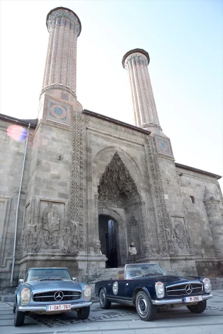 Klasik Otomobiller Türkiye’nin Tarihi Rotasında! Erzurum'dan Başlayan Heyecan
