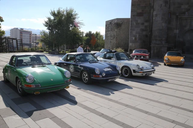 Klasik Otomobiller Türkiye’nin Tarihi Rotasında! Erzurum'dan Başlayan Heyecan