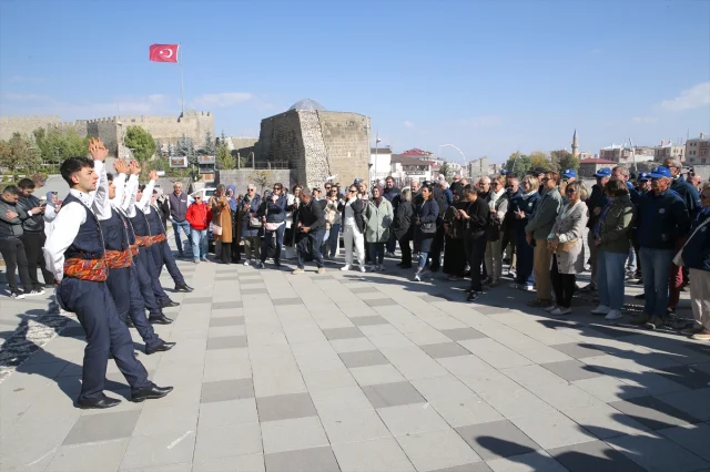 Klasik Otomobiller Türkiye’nin Tarihi Rotasında! Erzurum'dan Başlayan Heyecan