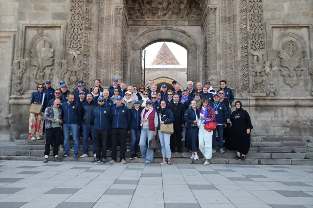 Klasik Otomobiller Türkiye’nin Tarihi Rotasında! Erzurum'dan Başlayan Heyecan