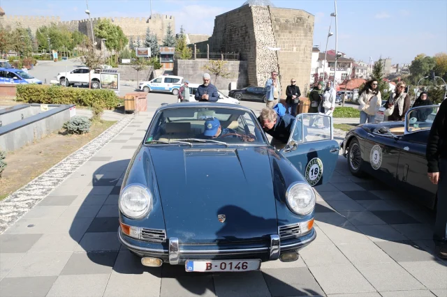 Klasik Otomobiller Türkiye’nin Tarihi Rotasında! Erzurum'dan Başlayan Heyecan