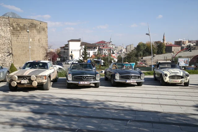 Klasik Otomobiller Türkiye’nin Tarihi Rotasında! Erzurum'dan Başlayan Heyecan