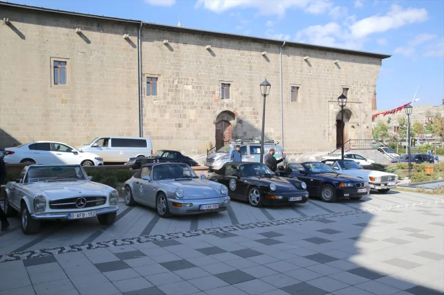 Klasik Otomobiller Türkiye’nin Tarihi Rotasında! Erzurum'dan Başlayan Heyecan
