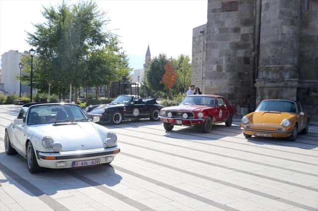 Klasik Otomobiller Türkiye’nin Tarihi Rotasında! Erzurum'dan Başlayan Heyecan