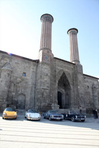 Klasik Otomobiller Türkiye’nin Tarihi Rotasında! Erzurum'dan Başlayan Heyecan