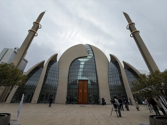 Almanya'da Camilerde 'Açık Kapı' Sürprizi Herkesi Davet Ediy...