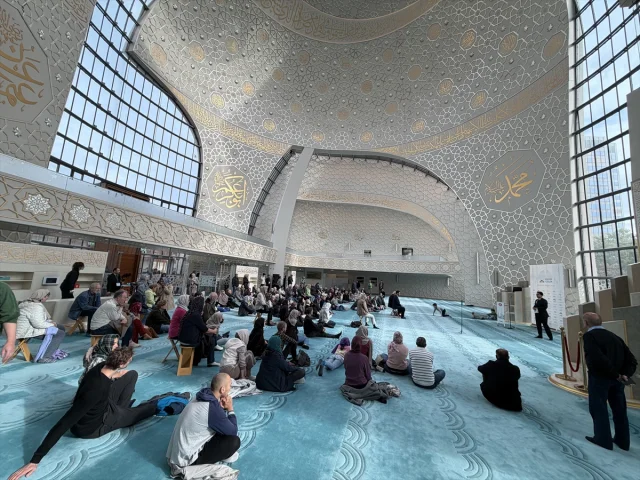 Almanya'da Camilerde 'Açık Kapı' Sürprizi Herkesi Davet Ediyor