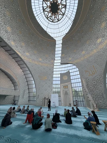 Almanya'da Camilerde 'Açık Kapı' Sürprizi Herkesi Davet Ediyor