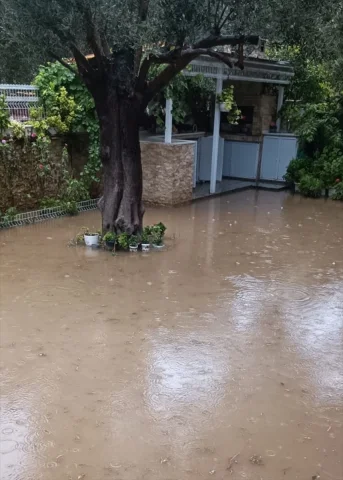 Edremit Körfezi Sağanak Yağışla Mücadele Ediyor