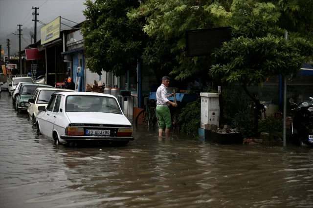 Muğla'daki Şiddetli Fırtına ve Sağanağın İnsanlar Üzerindeki Etkileri Herkesi Şaşırttı