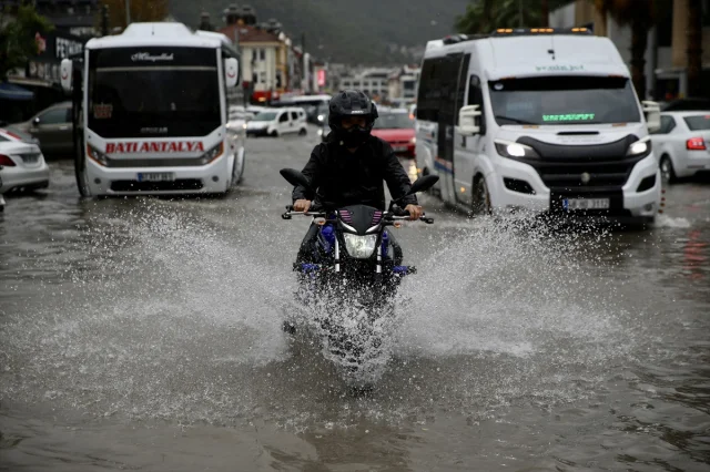 Muğla'daki Şiddetli Fırtına ve Sağanağın İnsanlar Üzerindeki Etkileri Herkesi Şaşırttı