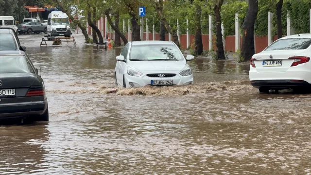 Muğla'daki Şiddetli Fırtına ve Sağanağın İnsanlar Üzerindeki Etkileri Herkesi Şaşırttı