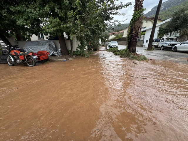 Muğla'daki Şiddetli Fırtına ve Sağanağın İnsanlar Üzerindeki Etkileri Herkesi Şaşırttı