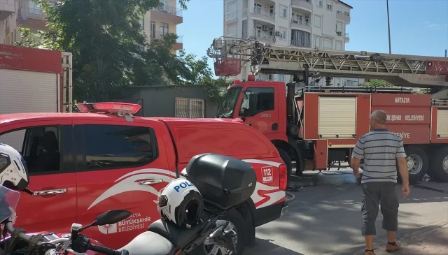 Antalya'da Korku Dolu Anlar: Evde Çıkan Yangın Panik Yarattı