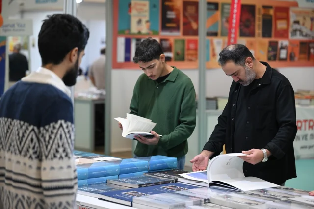 Ankara Kitap Fuarı Ziyaretçilerine Kapılarını Açtı: Kitapseverler İçin Kaçırılmayacak Etkinlikler