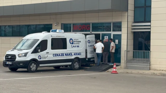 Antalya'da Feci Kaza: Otomobil ve Ticari Araç Çarpıştı