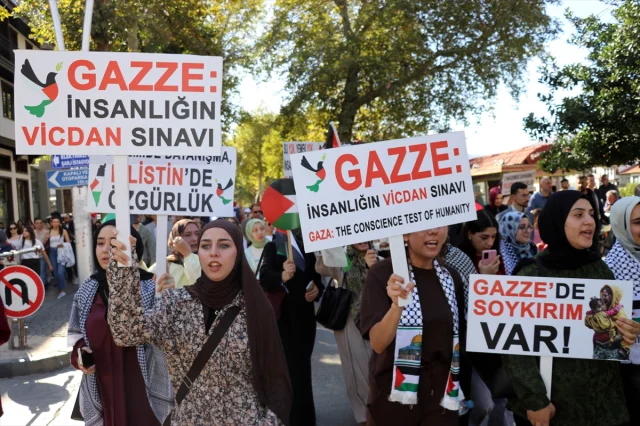 Amasya'da Düzenlenen Yürüyüşte Gazze'ye Destek Mesajları Yan...