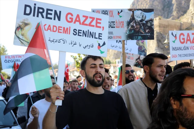 Amasya'da Düzenlenen Yürüyüşte Gazze'ye Destek Mesajları Yankılandı