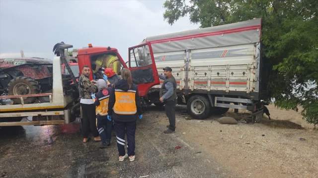 Bursa'da Feci Kaza: Çekici ile Kamyonet Çarpıştı