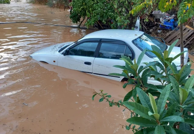 Antalya'da Sağanak Alarmı: Kaş'ta Su Baskını Krizi