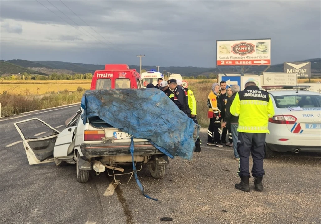 Balıkesir'de Feci Trafik Kazası: Öğrenci Servisi ve Otomobilin Çarpışması Sonucu 2 Ölü, 8 Yaralı