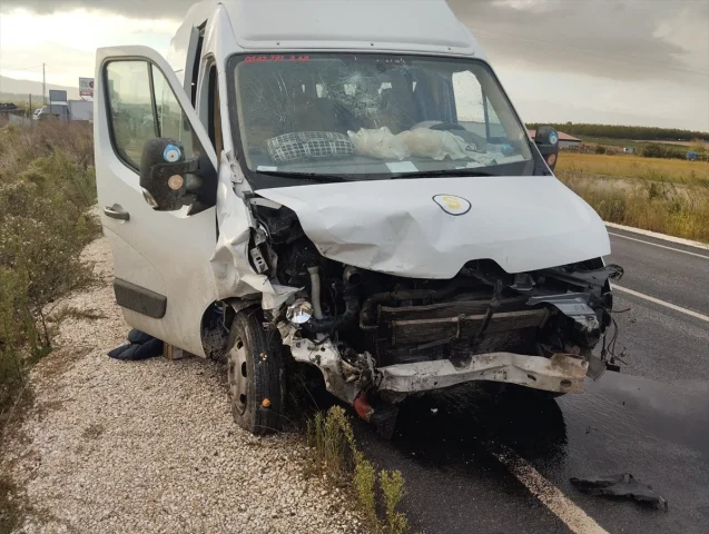 Balıkesir'de Feci Trafik Kazası: Öğrenci Servisi ve Otomobilin Çarpışması Sonucu 2 Ölü, 8 Yaralı