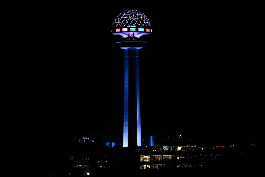 Türk Devletleri Gününde Renkli Manzaralar: İstanbul ve Ankara'nın Simgeleri Turkuaza Büründü