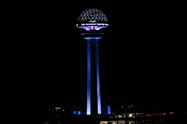 Türk Devletleri Gününde Renkli Manzaralar: İstanbul ve Ankara'nın Simgeleri Turkuaza Büründü