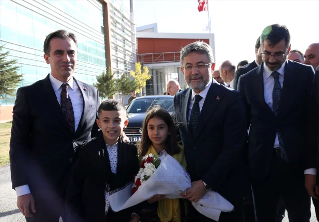 Tarım Sektöründe Heyecan: Bakan Yumaklı Kuru Fasulye Hasadında