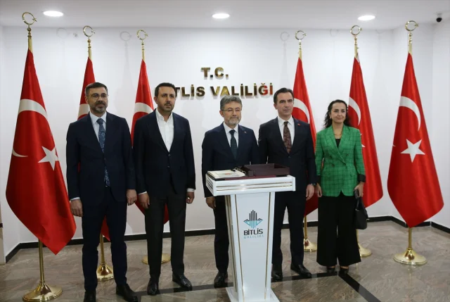 Tarım Sektöründe Heyecan: Bakan Yumaklı Kuru Fasulye Hasadında