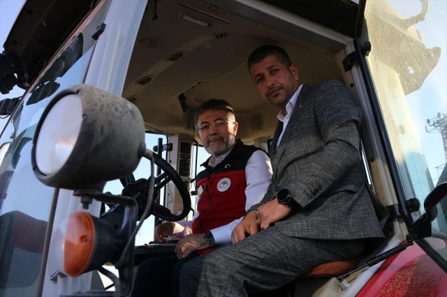 Tarım Sektöründe Heyecan: Bakan Yumaklı Kuru Fasulye Hasadında