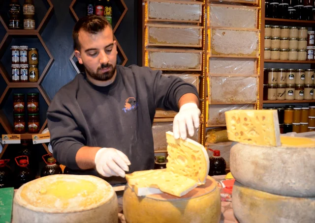 Kars'ta eşsiz tat: Gravyer peyniri sezonu açıldı