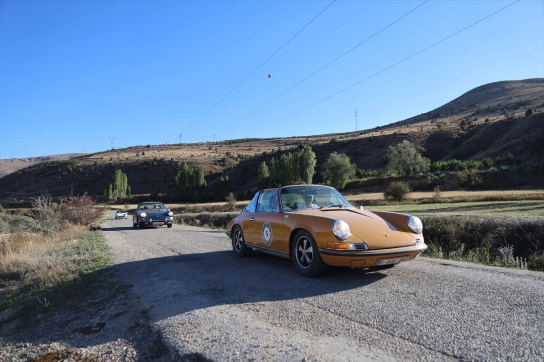 Belçika'dan Yola Çıkan Klasik Araç Tutkunları Bayburt'u Mest Etti