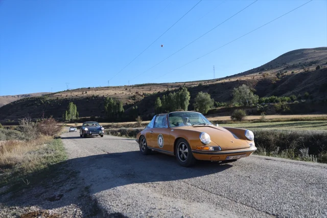 Belçika'dan Yola Çıkan Klasik Araç Tutkunları Bayburt'u Mest...