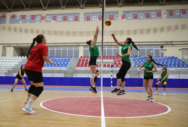 Hakkari Kadın Voleybol Takımı Zirve Hedefiyle Sahaya Çıkıyor