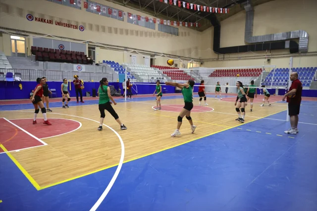 Hakkari Kadın Voleybol Takımı Zirve Hedefiyle Sahaya Çıkıyor