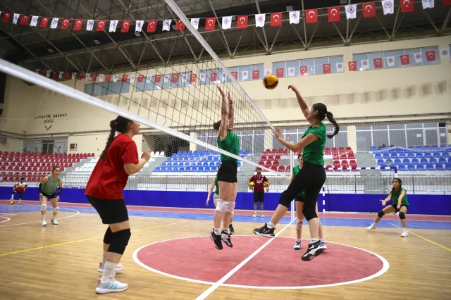 Hakkari Kadın Voleybol Takımı Zirve Hedefiyle Sahaya Çıkıyor