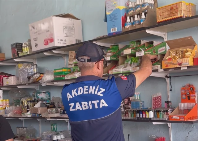 Mersin'deki bakkalda tarihi geçmiş gıda şoku