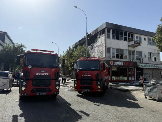 Gaziantep'te İşyerinde Çıkan Yangın Büyük Bir Ekip Tarafından Kontrol Altına Alındı