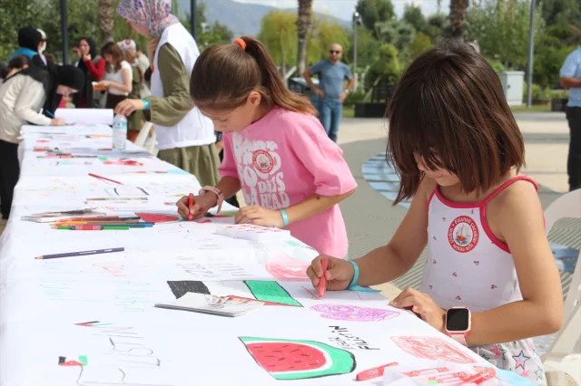 Muğla'da Çocuklar Gazze İçin Kalem Aldı