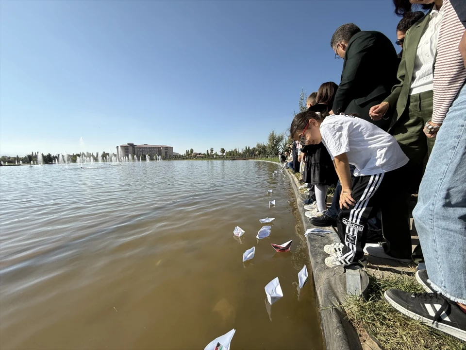 Iğdır'da Çocuklar, Filistin İçin Göletlere Kağıttan Sumud Filosu Yaptı