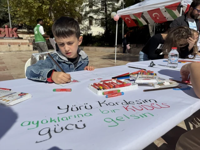 Bilecik ve Kütahya'da Çocukların Kaleminden Gelen Barış Mesajı: Filistinli Akranları İçin Çizim Yaptılar