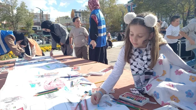 Bilecik ve Kütahya'da Çocukların Kaleminden Gelen Barış Mesajı: Filistinli Akranları İçin Çizim Yaptılar