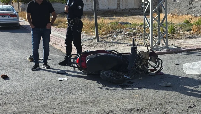 Aksaray'da Korkutan Kaza: Panelvanla Çarpışan Motosikletteki Çocuklar Yaralandı