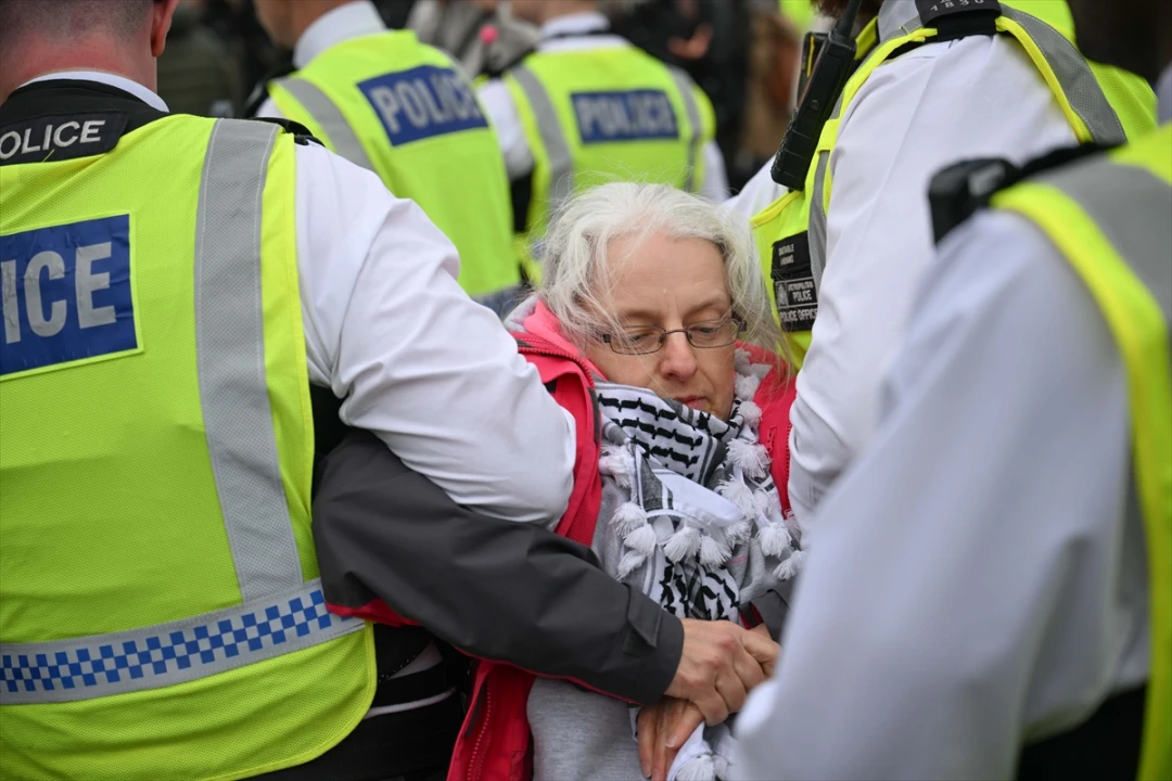 İngiltere'de protestolar: Palestine Action destekçilerine polis müdahalesi