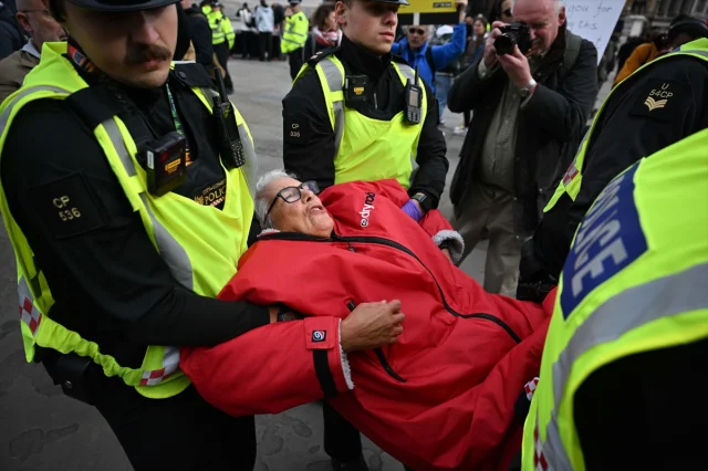 İngiltere'de protestolar: Palestine Action destekçilerine polis müdahalesi